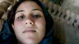 Nepali menina masturbates using condom