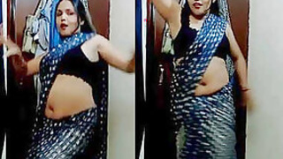 Desi hot aunt in bra and Saree