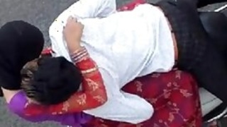 Desi girl very hot kiss in Road