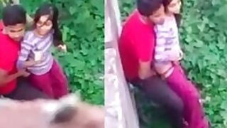 Two Indian lovers fuck in the garden outdoors in Desi mms video