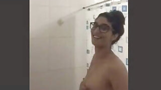 Nadia Ali bathes in vdo