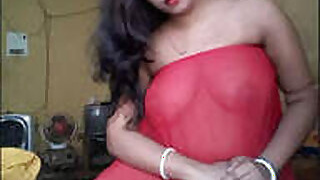 Sexy Bowie Shows Her Tits and Pussy