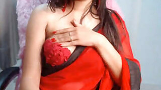 Hottie in a red sari, pinning her boobs looks stunning