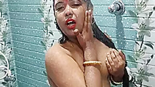 Desi Girl Bathing Video