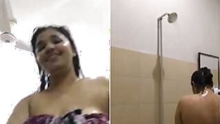 Sexy Bhabhi Bathing by Video Calling