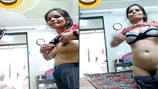 Desi Auntie shows her tits and pussy on VK