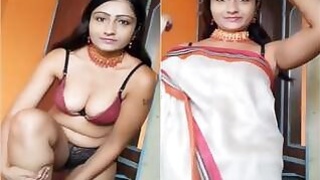 Sexy Indian Girl Desi Shows Her Sexy Body